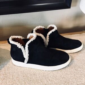 Lucky Brand athletic tennis shoes faux fur suede black white 8.5